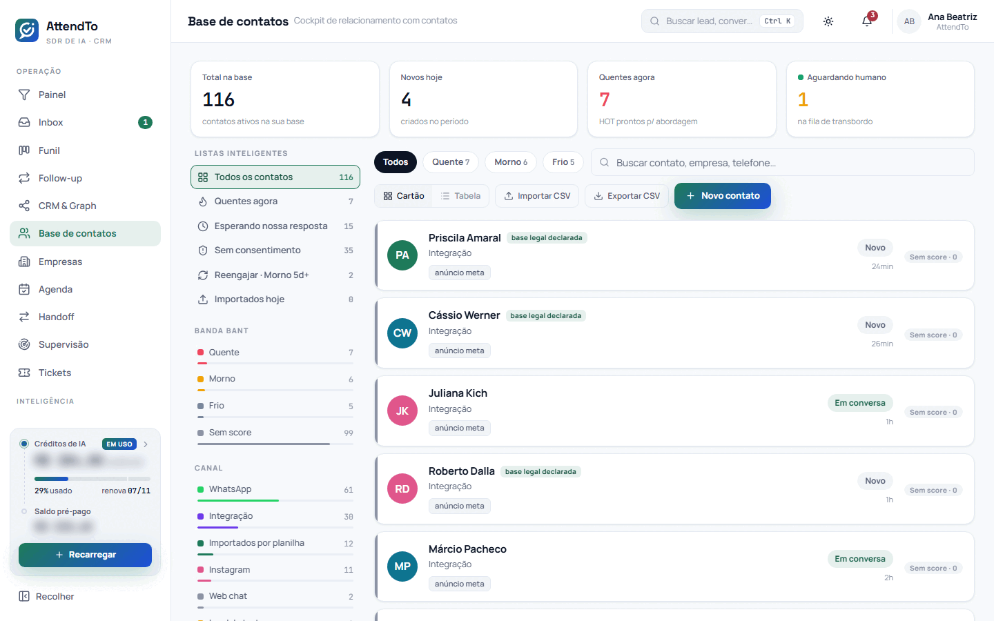 Captura da tela Base de contatos. A tela Base de contatos serve para fatiar a base com filtros, conferir quem pode receber mensagem, importar ou exportar uma lista em CSV e abrir a ficha de cada contato para editar dados e etiquetas.