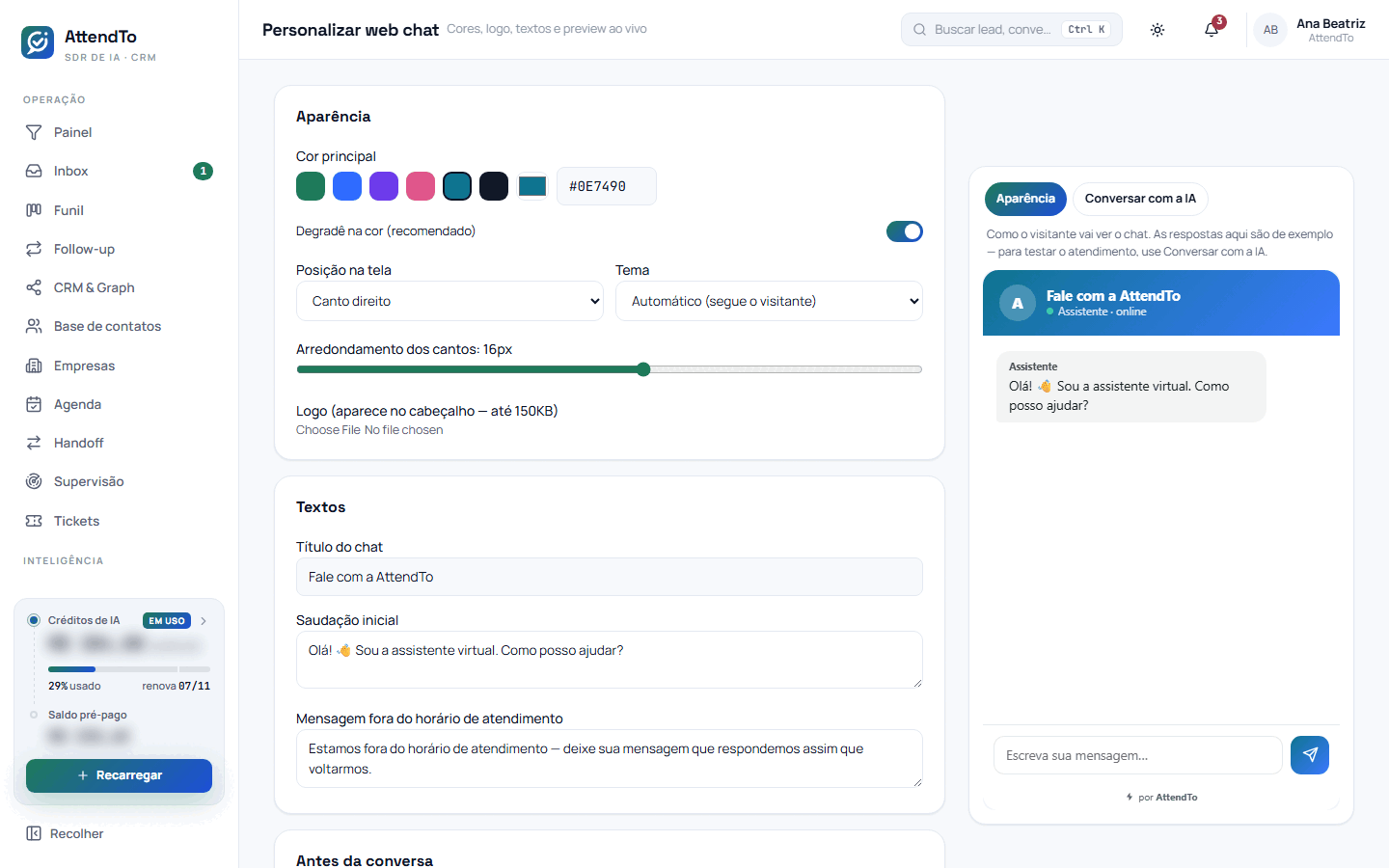Captura da tela Personalizar web chat. A tela Personalizar web chat serve para deixar o chat do site com a cara da empresa (cores, logo, textos e o que perguntar antes da conversa), ver a prévia ao vivo e conversar de verdade com a própria IA antes de instalar.