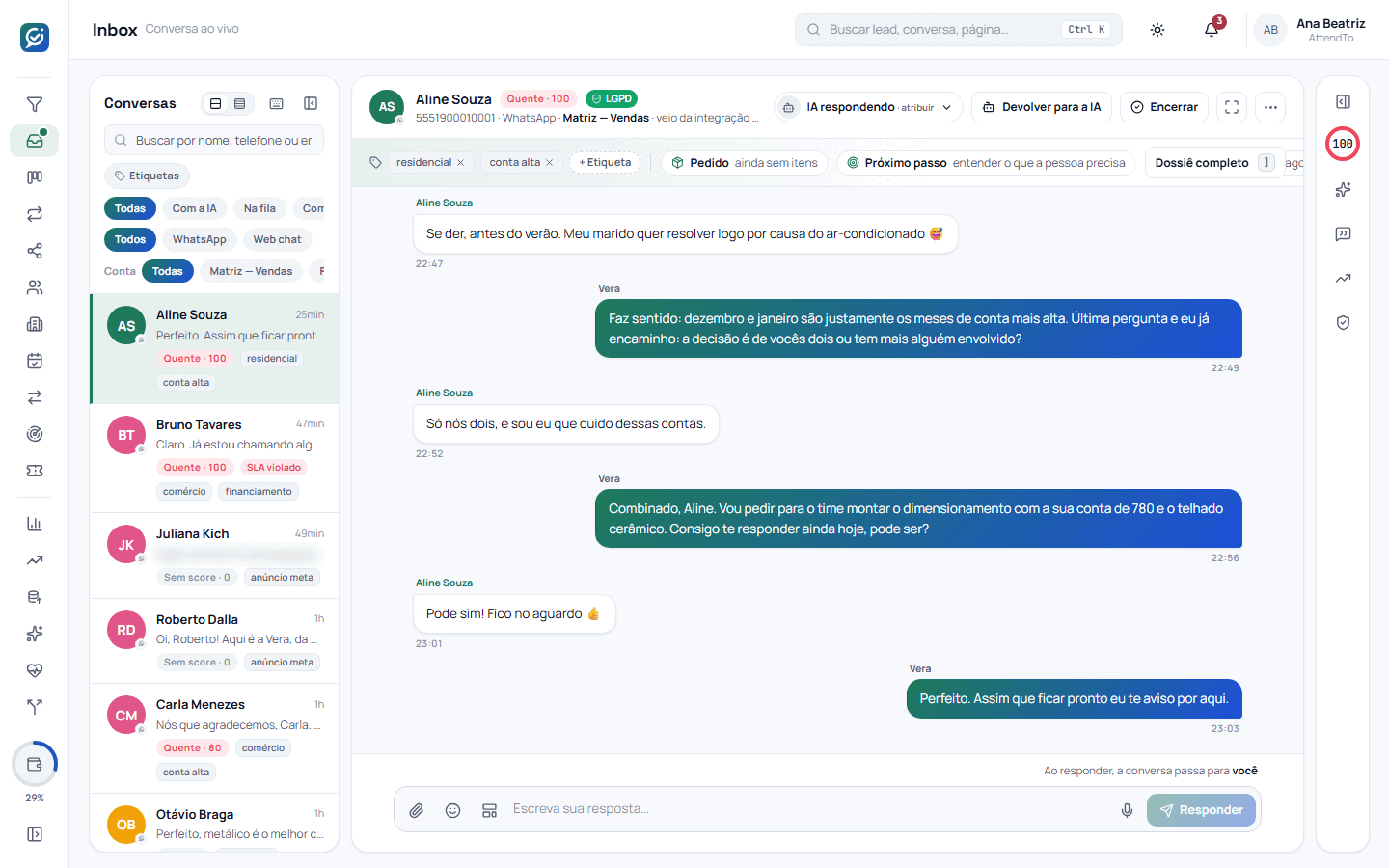 Captura da tela Conversa ao vivo. A conversa aberta do Inbox serve para ler o histórico inteiro com o lead, ver o dossiê antes de escrever, assumir ou repassar o atendimento, responder com texto, anexo, áudio ou modelo aprovado, devolver para a IA e encerrar.