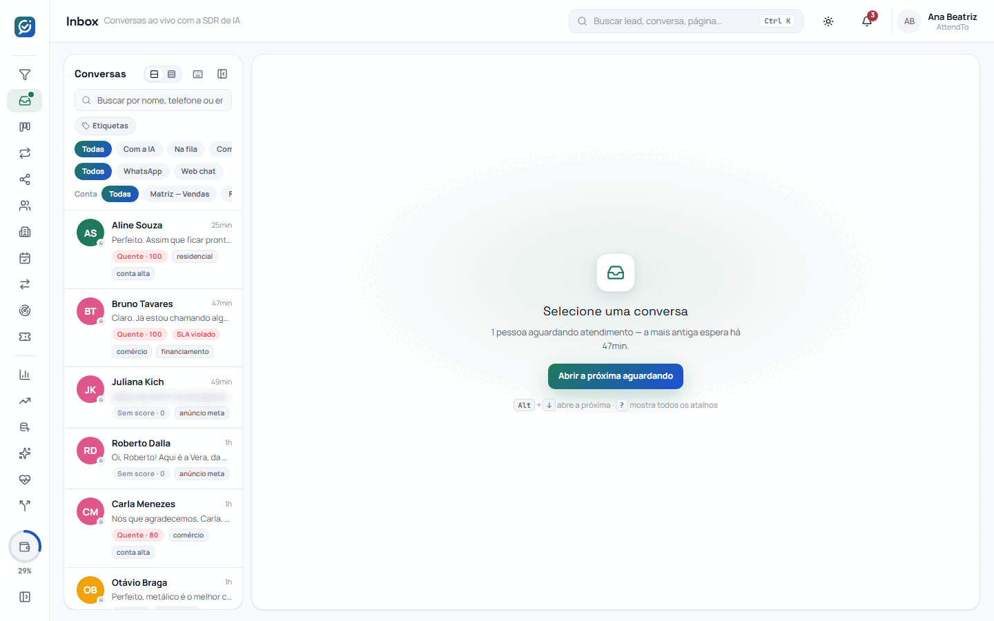 Captura da tela Inbox. A tela Inbox serve para ver todas as conversas da conta numa lista ao vivo, filtrar por quem está com a conversa, canal, conta e etiqueta, e abrir a próxima pessoa que aguarda atendimento.