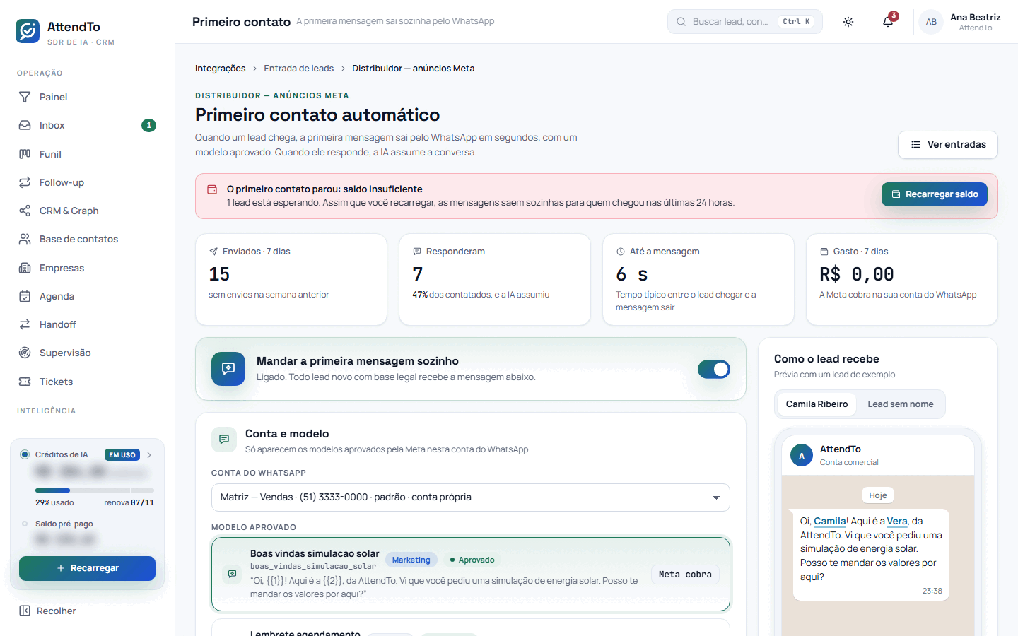 Captura da tela Primeiro contato automático. A tela Primeiro contato automático serve para ligar e ajustar a primeira mensagem que sai sozinha pelo WhatsApp quando um lead chega por uma integração: conta, modelo aprovado, variáveis, horário, recontato, teto por dia e custo.