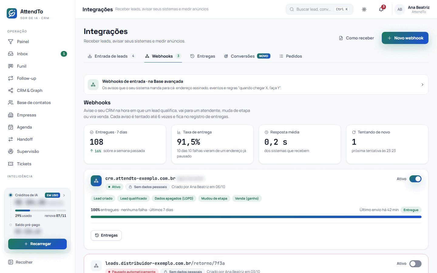 Captura da tela Webhooks. A aba Webhooks serve para cadastrar os endereços do seu CRM ou outro sistema que recebem um aviso assinado na hora em que um lead chega, qualifica, vai para um atendente, muda de etapa ou vira venda, e a aba Entregas mostra cada aviso enviado com a resposta.