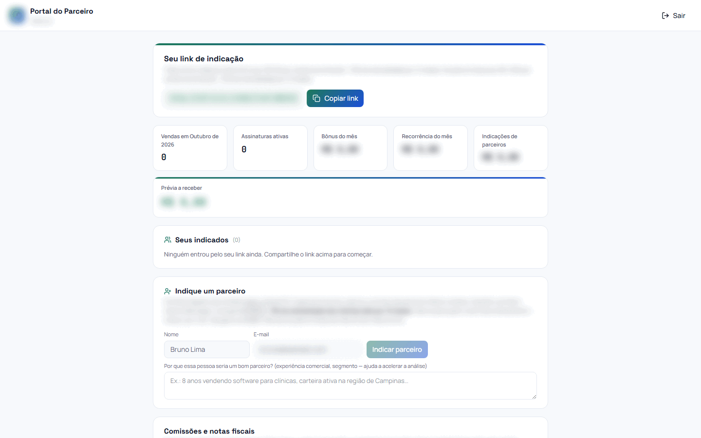 Captura da tela Portal do Parceiro, com nomes e valores desfocados. O painel do parceiro serve para copiar o link de indicação, ver as vendas e a prévia de comissão do mês, acompanhar indicados e enviar a nota fiscal de cada mês fechado.