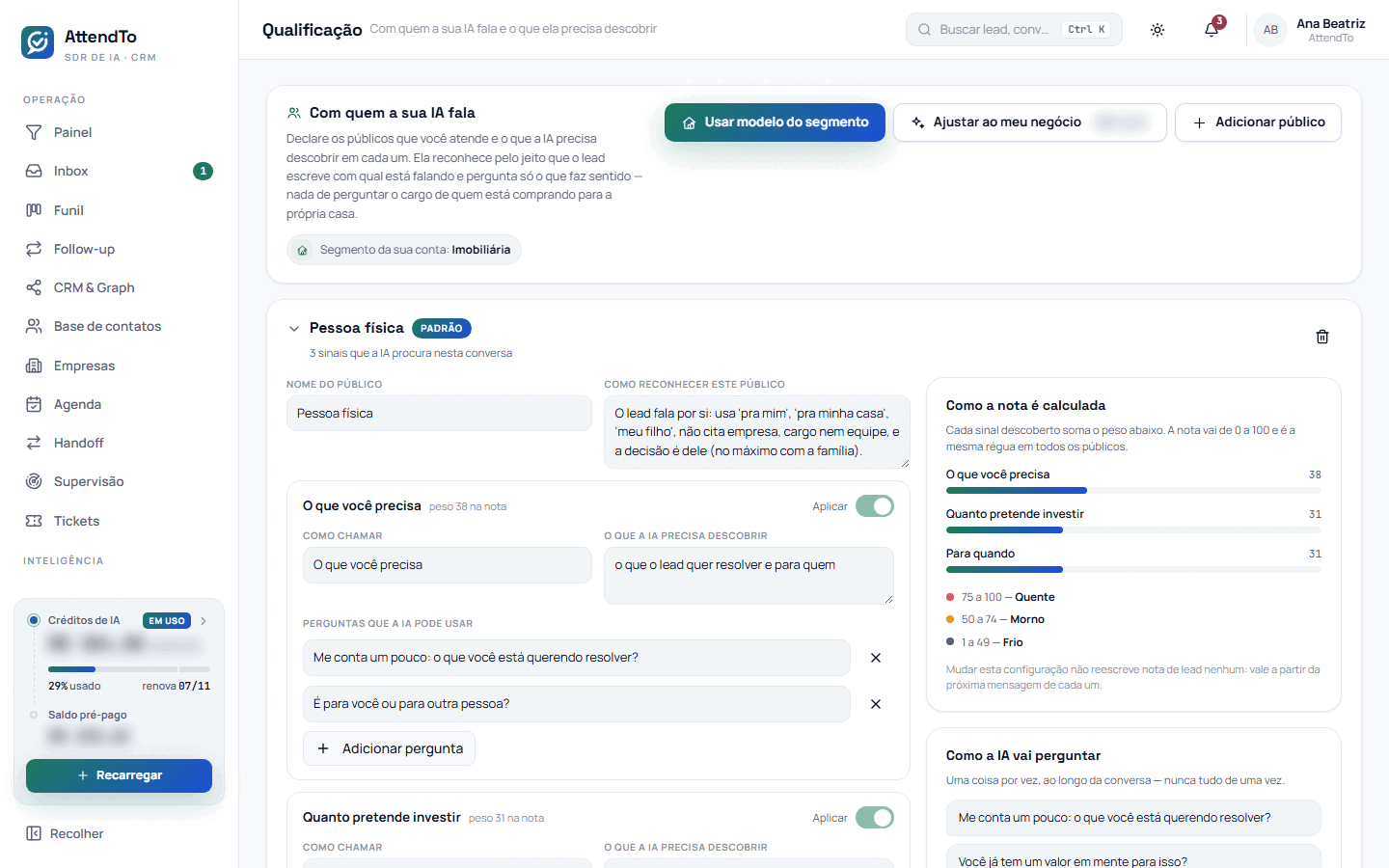 Captura da tela Qualificação. A tela Qualificação serve para declarar os públicos que a empresa atende e, em cada um, os sinais e as perguntas que a IA usa para qualificar o lead como Quente, Morno ou Frio.