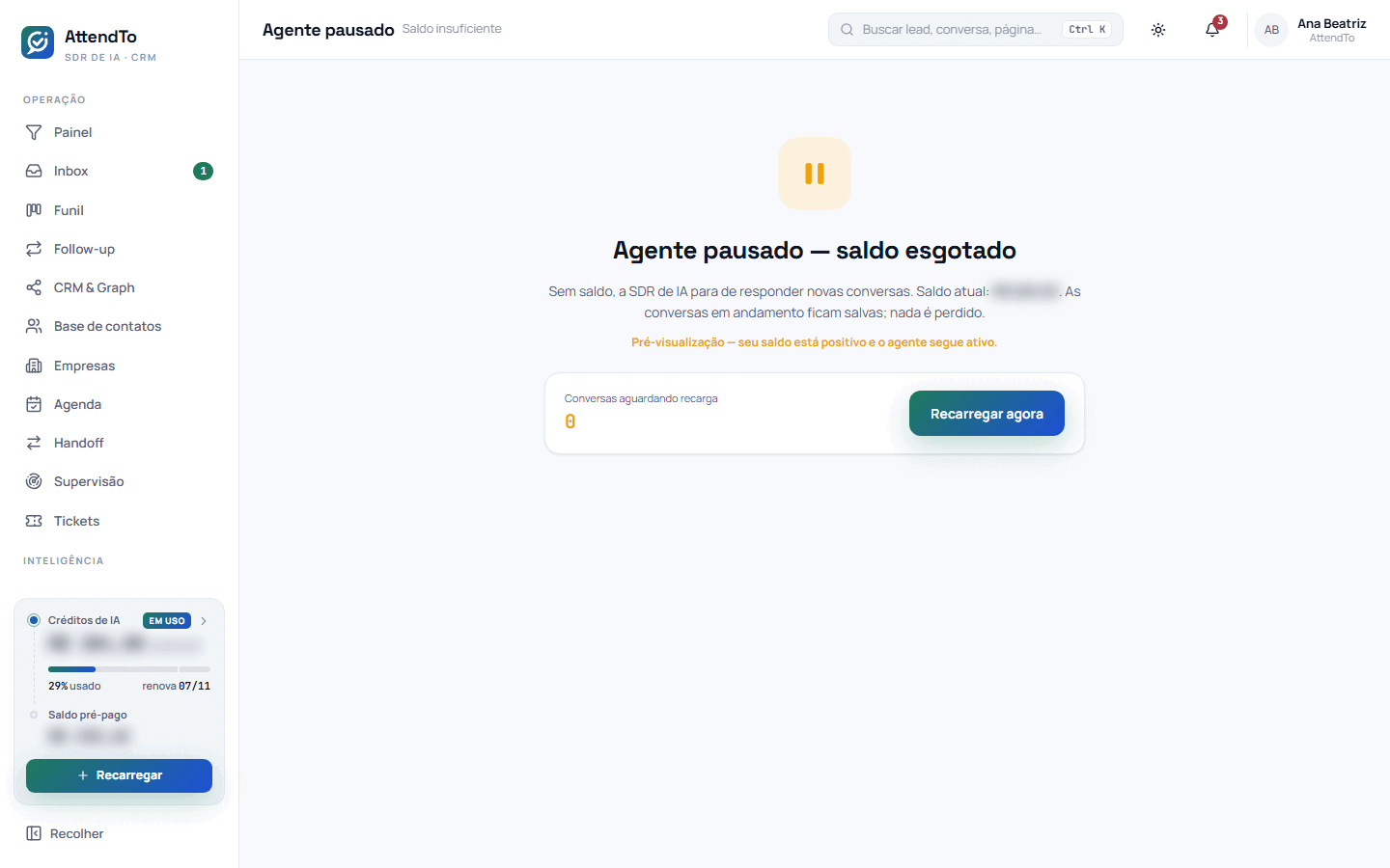 Captura da tela Agente pausado. A tela Agente pausado serve para mostrar o que acontece quando o saldo acaba: a IA para de responder conversas novas, quantas conversas esperam a recarga e o atalho para recarregar.